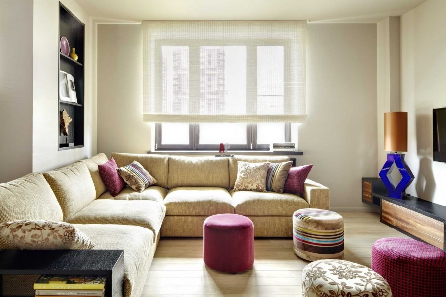 Диван у окна в интерьере