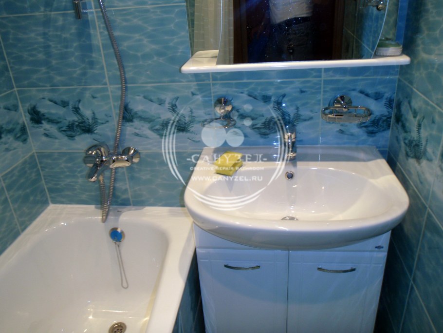 Маленькая ванная с душевой кабиной