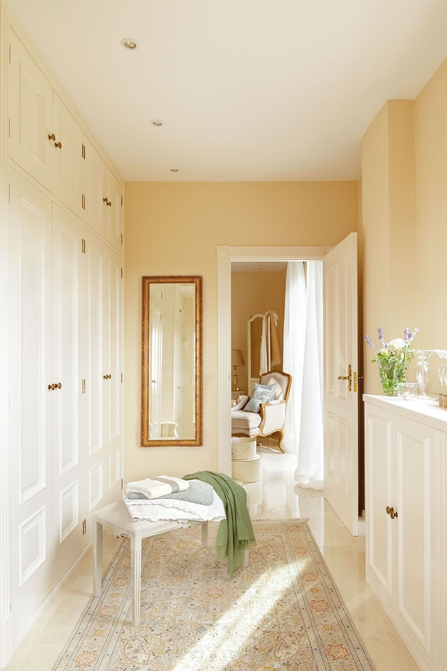 Постельные тона в прихожей