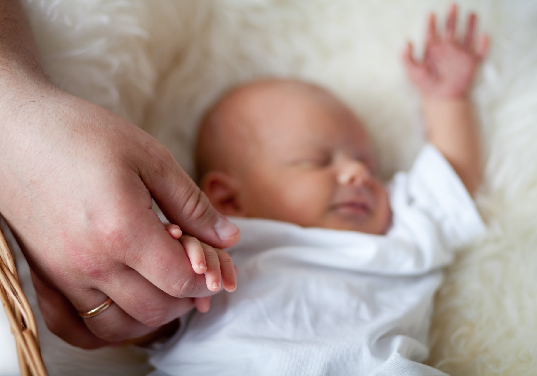 Сонник новорожденный на руках. Новорожденный на руках. Младенец на руках. Ручка младенца. Отец с грудным ребенком на руках.