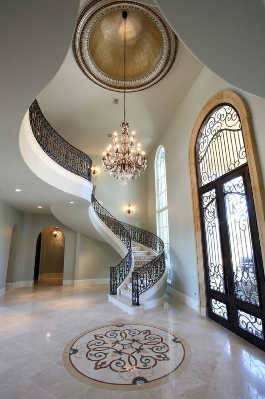 Потолок в холле с лестницей