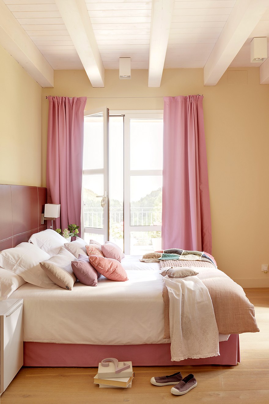 Бледно розовые стены в интерьере