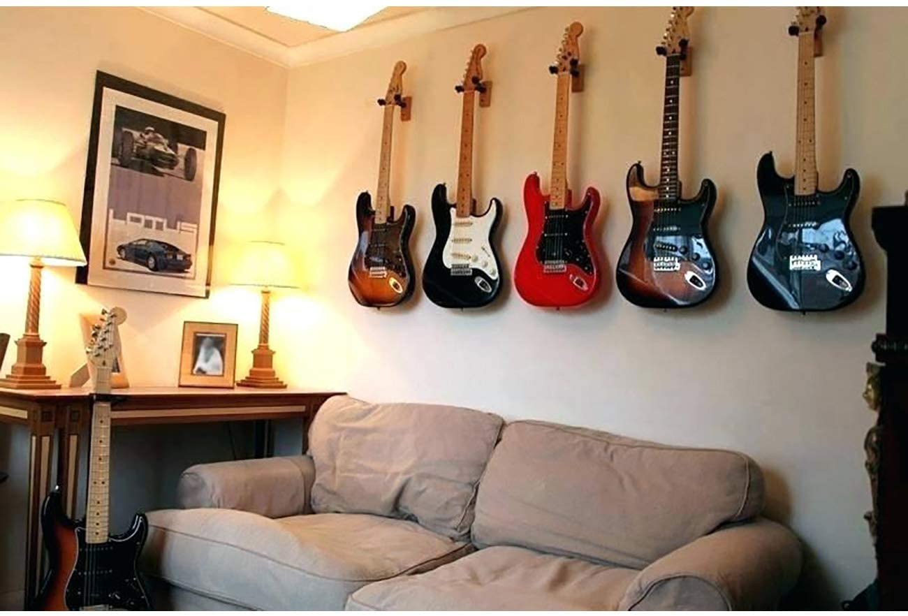 Бас гитара в комнате