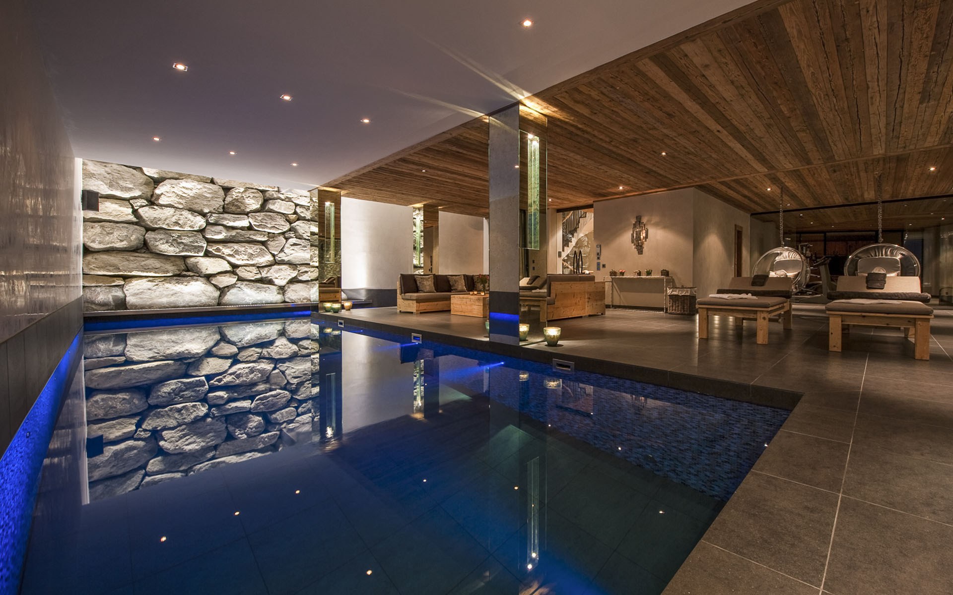 Спа зона с бассейном. Luxury Alpine Chalet. Бассейн в доме. Красивый бассейн в доме. Красивые бассейны в коттеджах.