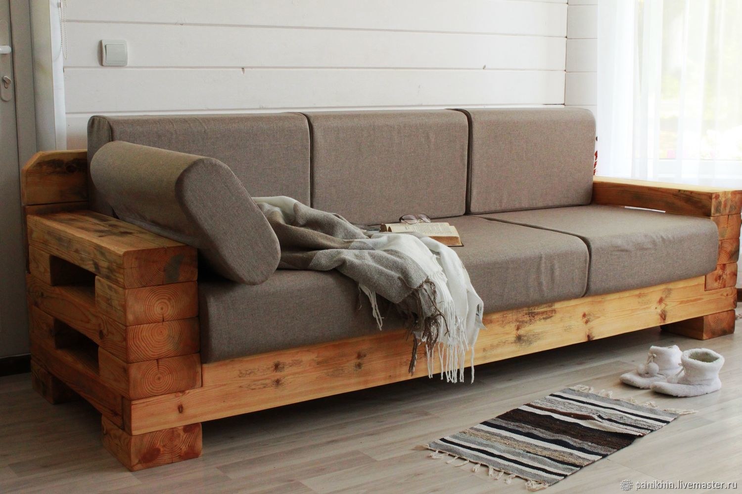 Самодельный диван. Диван из дерева. Деревянный диван для дачи. Диванчик из дерева. Деревянный диван с подушками.