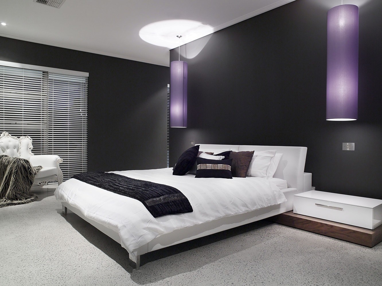 Спальня в черно фиолетовых тонах