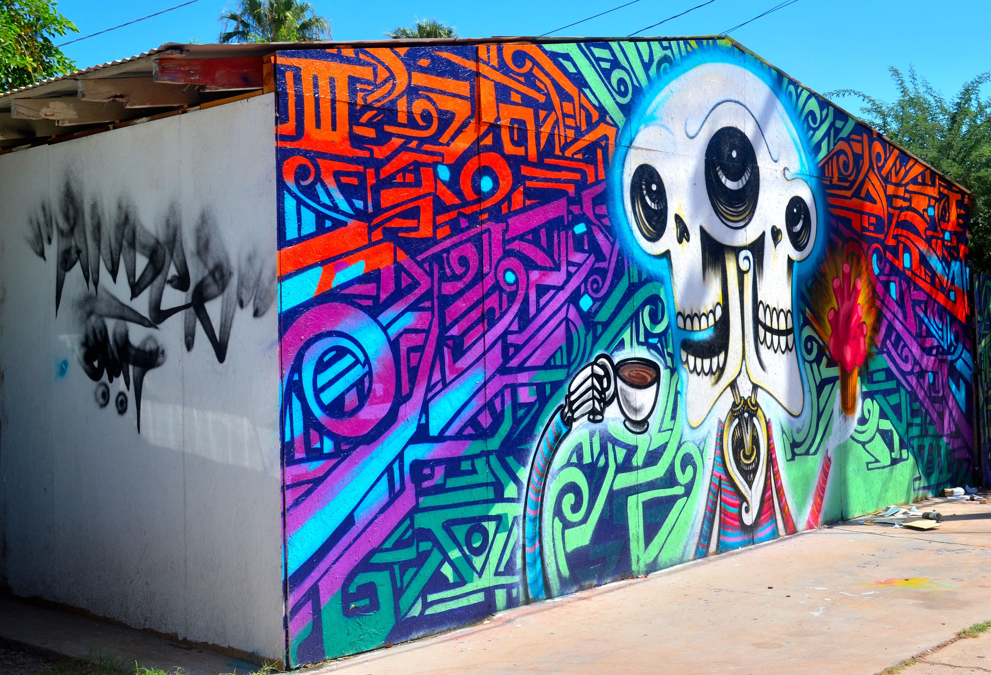Как называется разрисованные. Граффити на стене. Разрисованные стены баллончиком. Красочные граффити. Разрисованные стены на улице.
