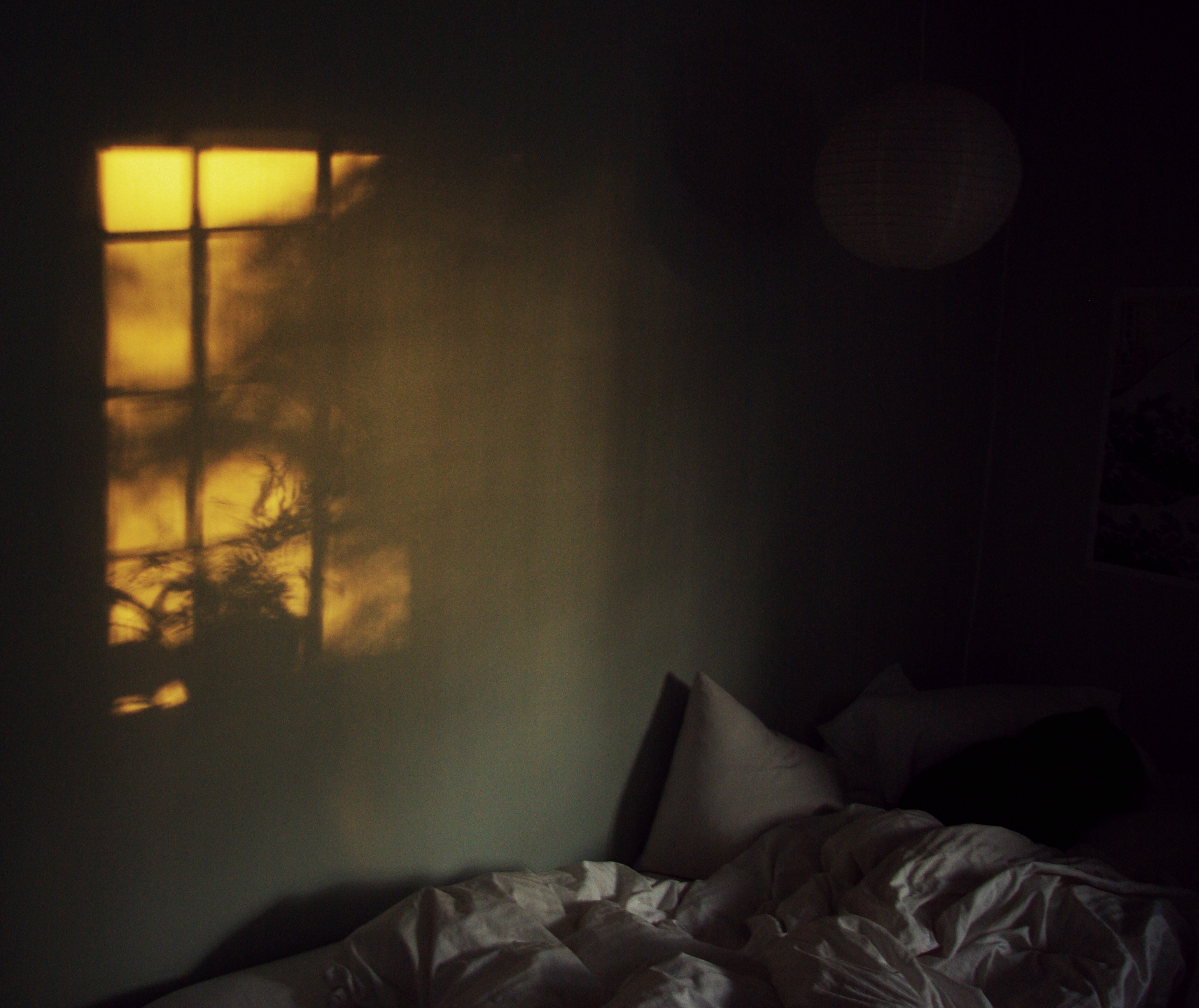 Ночь за окном а я не сплю. Темная уютная комната с кроватью. Уютная кровать в темноте. Полумрак в комнате. Кровать в темноте с окном.