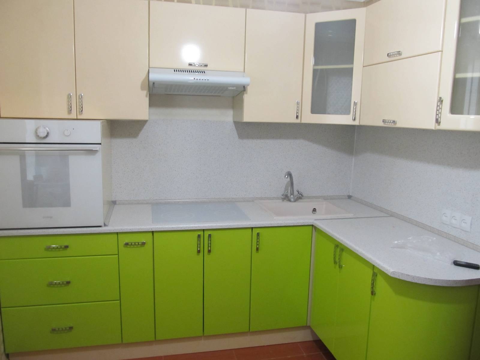 Кухня зеленый низ бежевый верх
