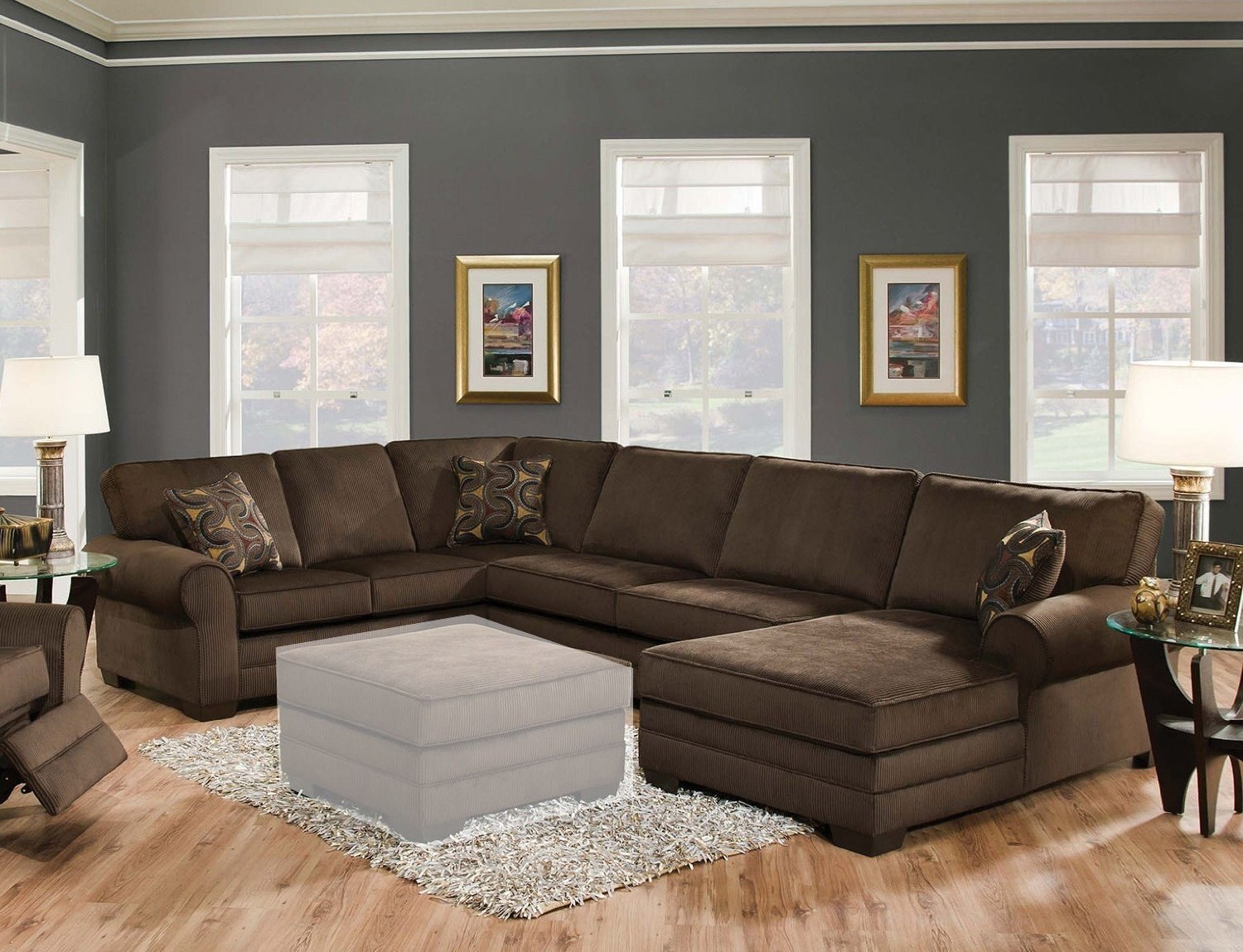 Большой коричневый диван