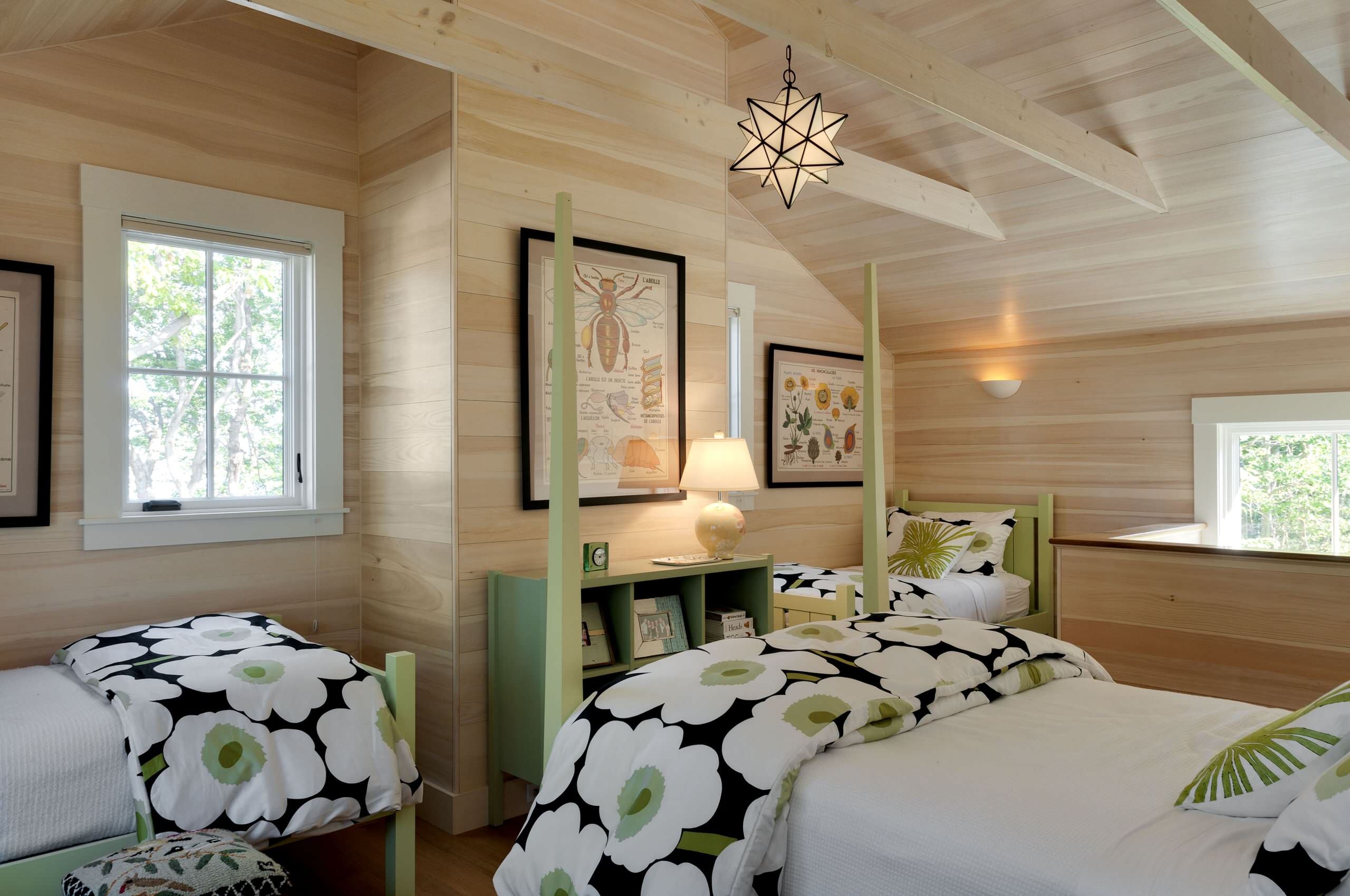Маленькая спальня в деревянном доме цвет