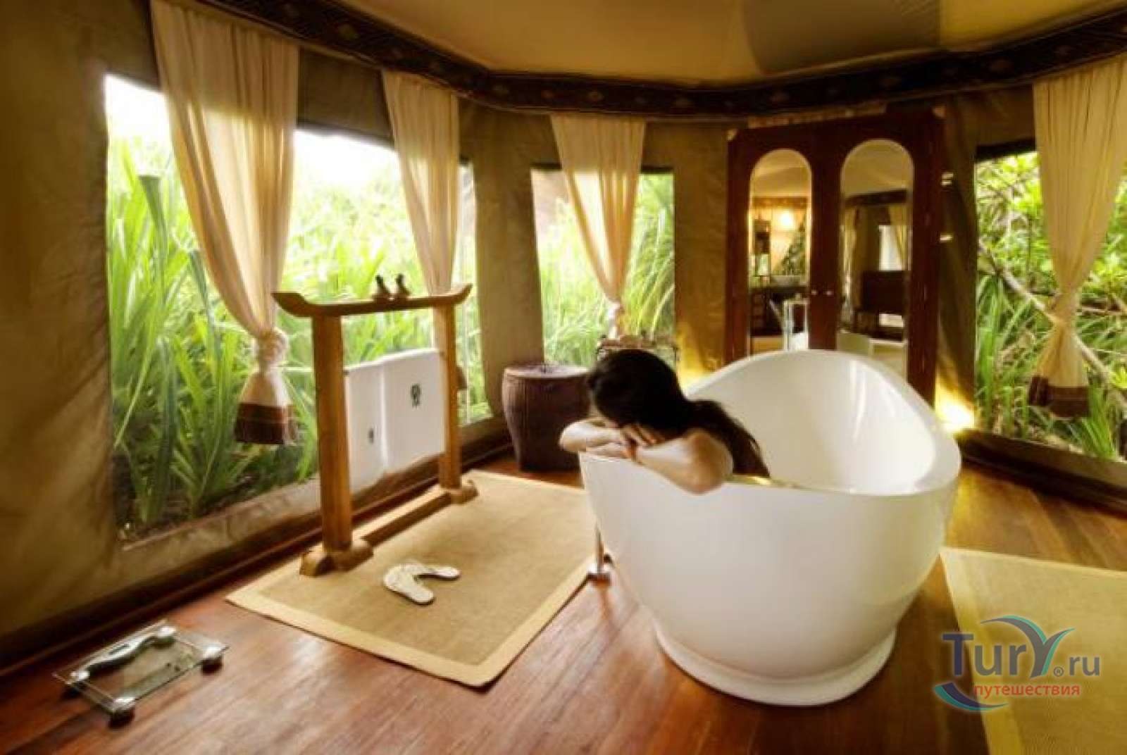 Место релакса. Banyan Tree Madivaru отель. Banyan Tree Maldives палатки. Ванная комната в тайском стиле. Ванные комнаты для релаксации.