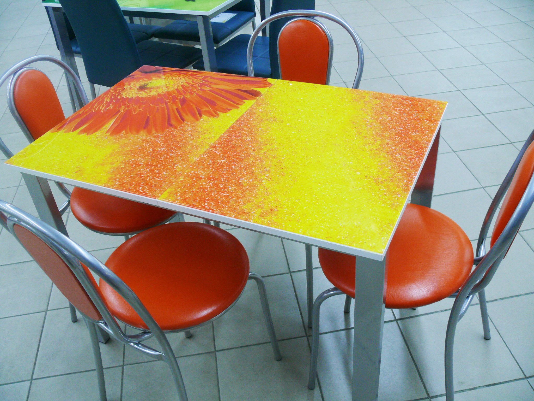 Оранжевый столик. Оранжевый стол для кухни. Стол оранжевый кухонный. Стол стеклянный оранжевый. Стол стеклянный оранжевый для кухни.