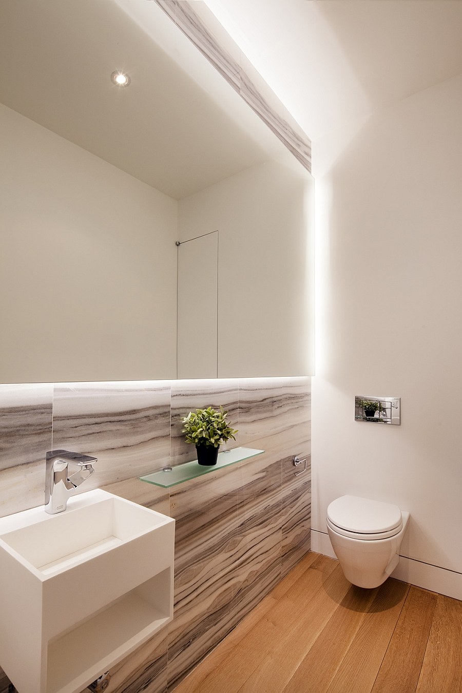 Ванная с плиткой под дерево