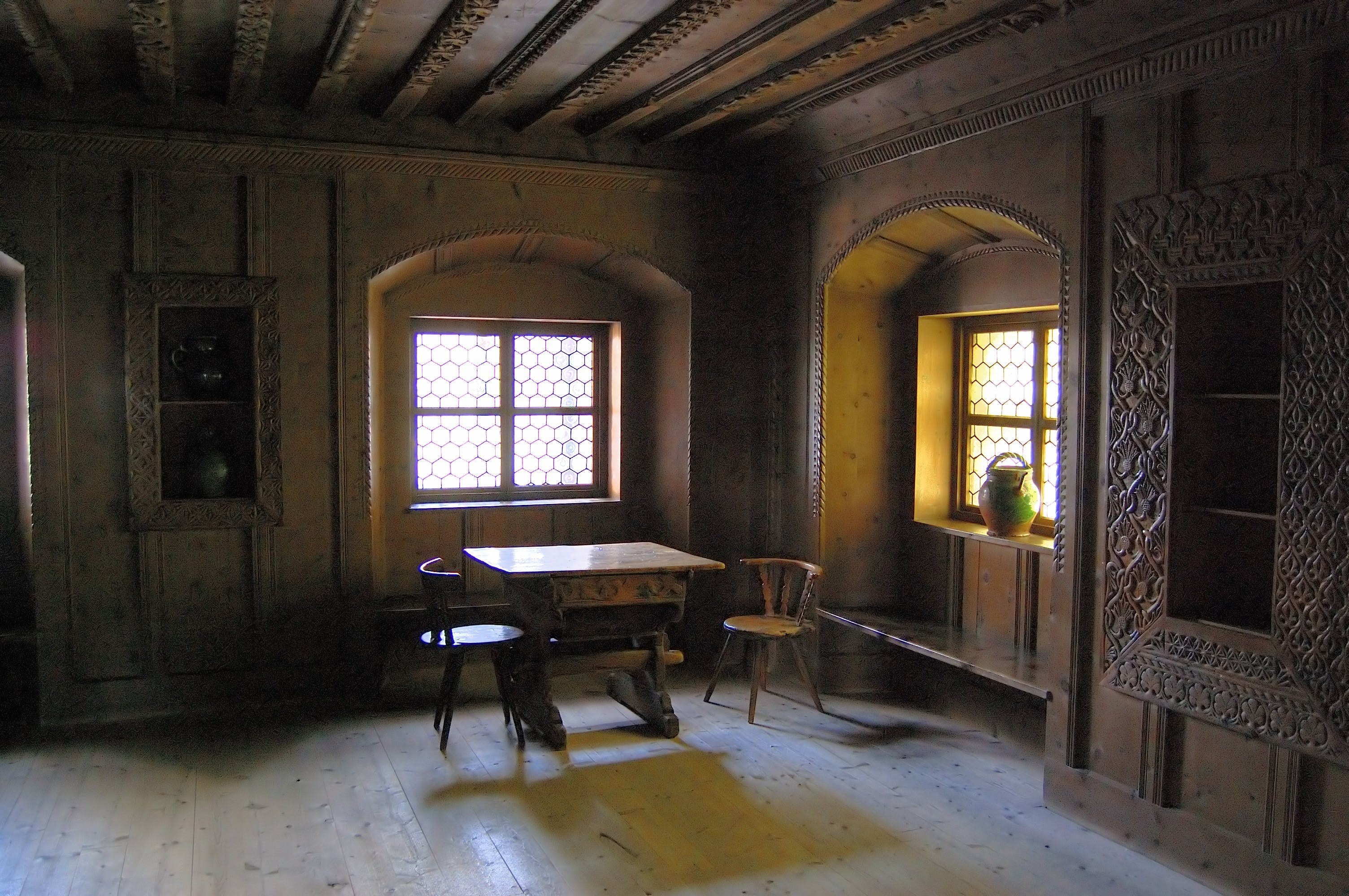 Комната древностей. Старый дом внутри. Старинная комната. Старинный интерьер комнаты. Старинный дом внутри.