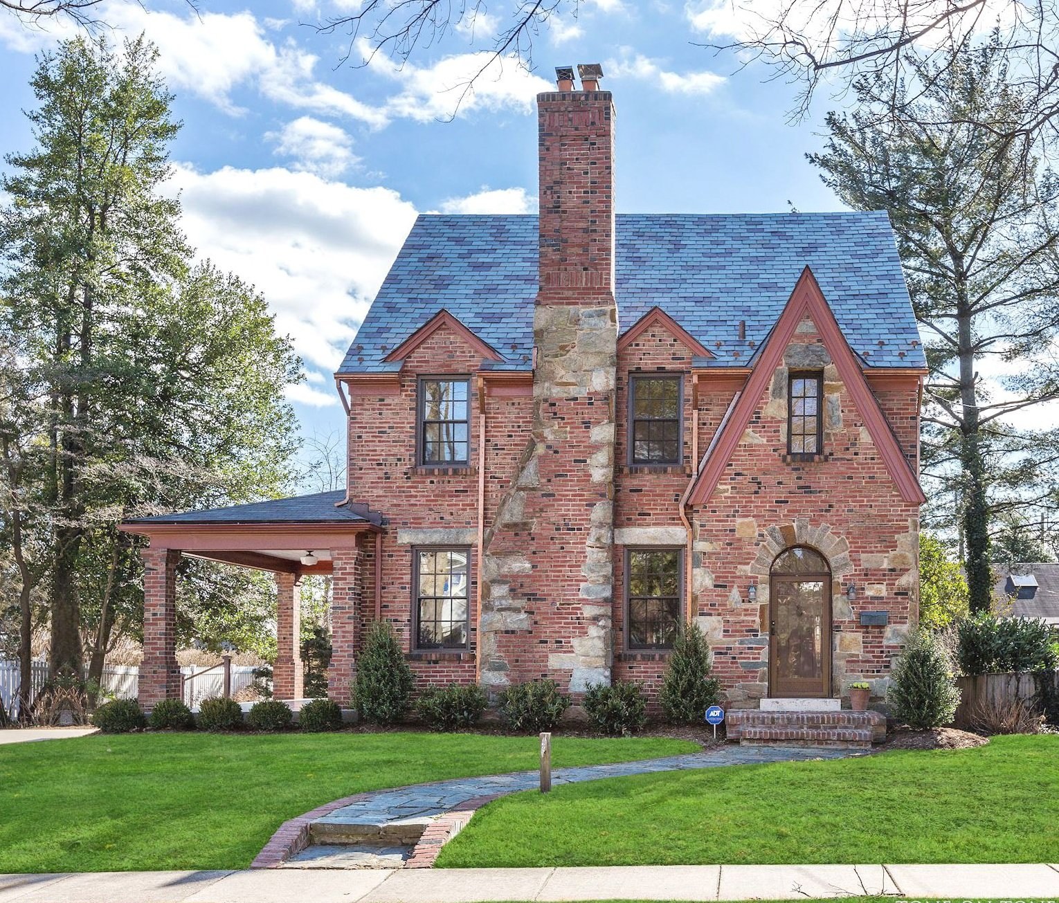 Стиль Тюдор (Tudor Revival Cottage)