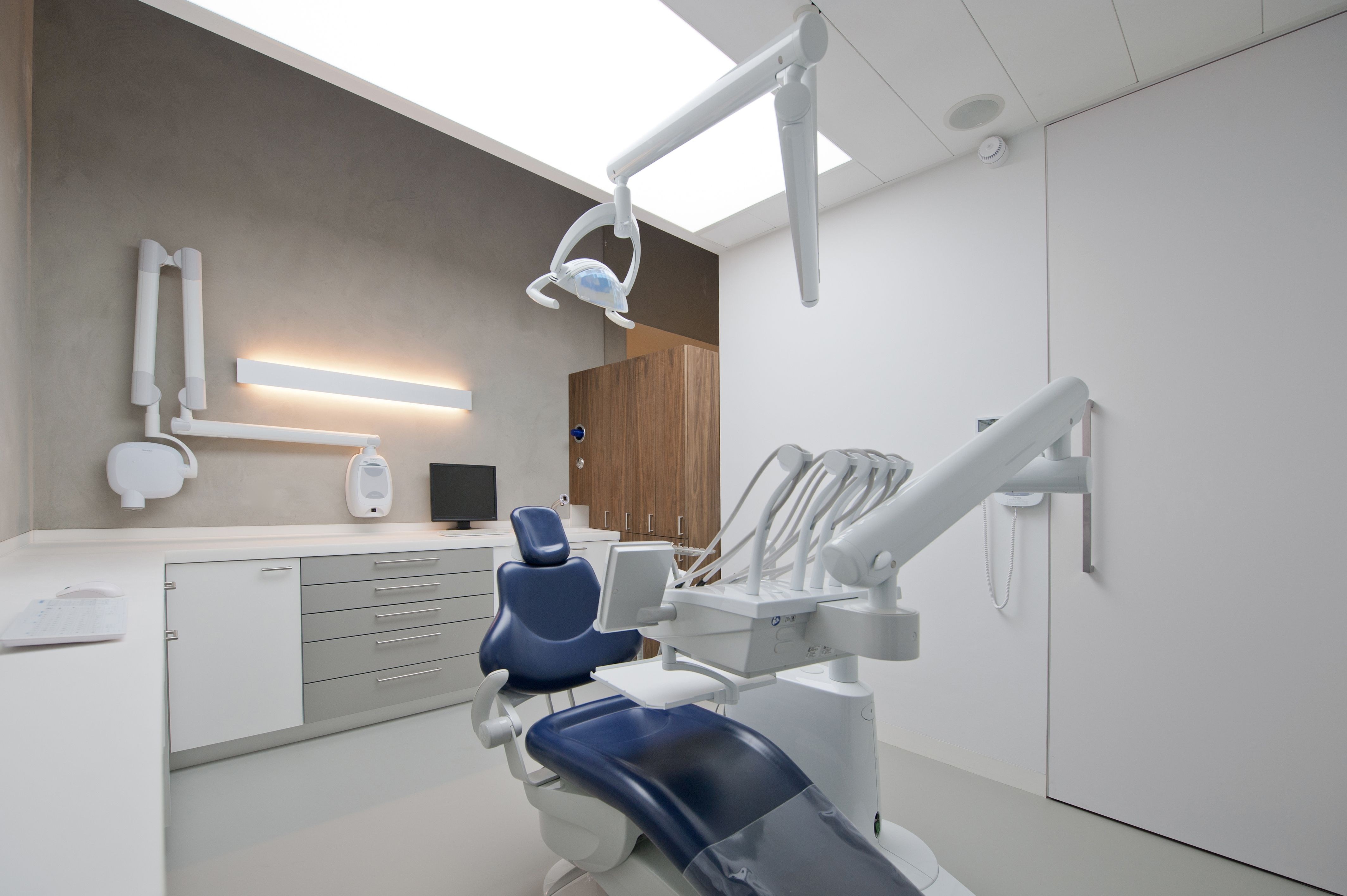 Топ стоматологий. Dental Clinic стоматология. Кабинет стоматолога. Стоматологический кабинет в сером цвете. Цвет стен в стоматологическом кабинете.