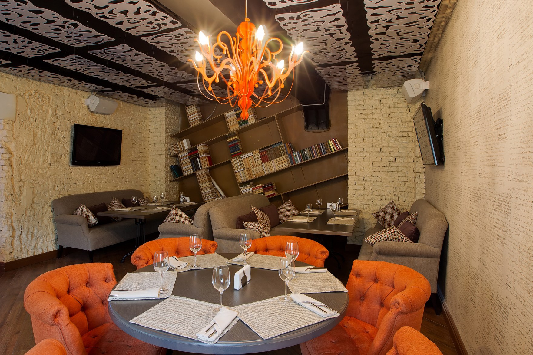 Ресторан 1 сайт. Дизайн кафе с красными диванами. Ресторане « i like Bar”. Кудбари ресторан. Кафе бар Милославское.