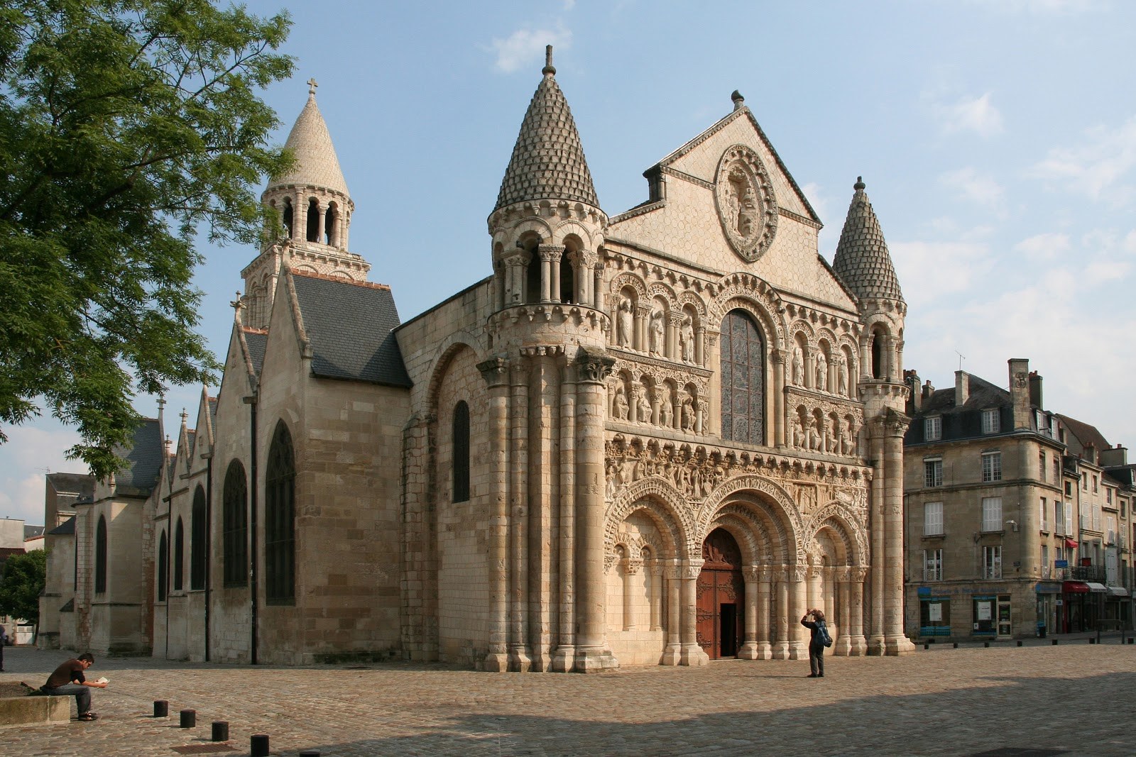 Нотр дам ля гранд. Церковь Нотр-дам-ля-Гранд в Пуатье, Франция. Нотр дам де ла Гранд в Пуатье. Нотр дам ля Гранд, Пуатье, Франция, 11-век.