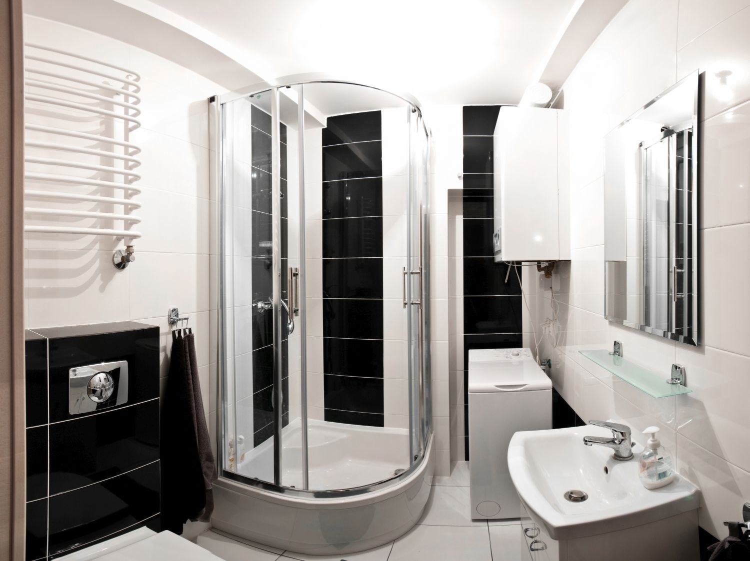 Душевая в маленькой ванне фото. Маленькая ванная комната с душевой кабиной. Небольшая ванная с душевой кабиной. Черно белая ванная с душевой кабиной. Ванные комнаты с душевой кабинкой.