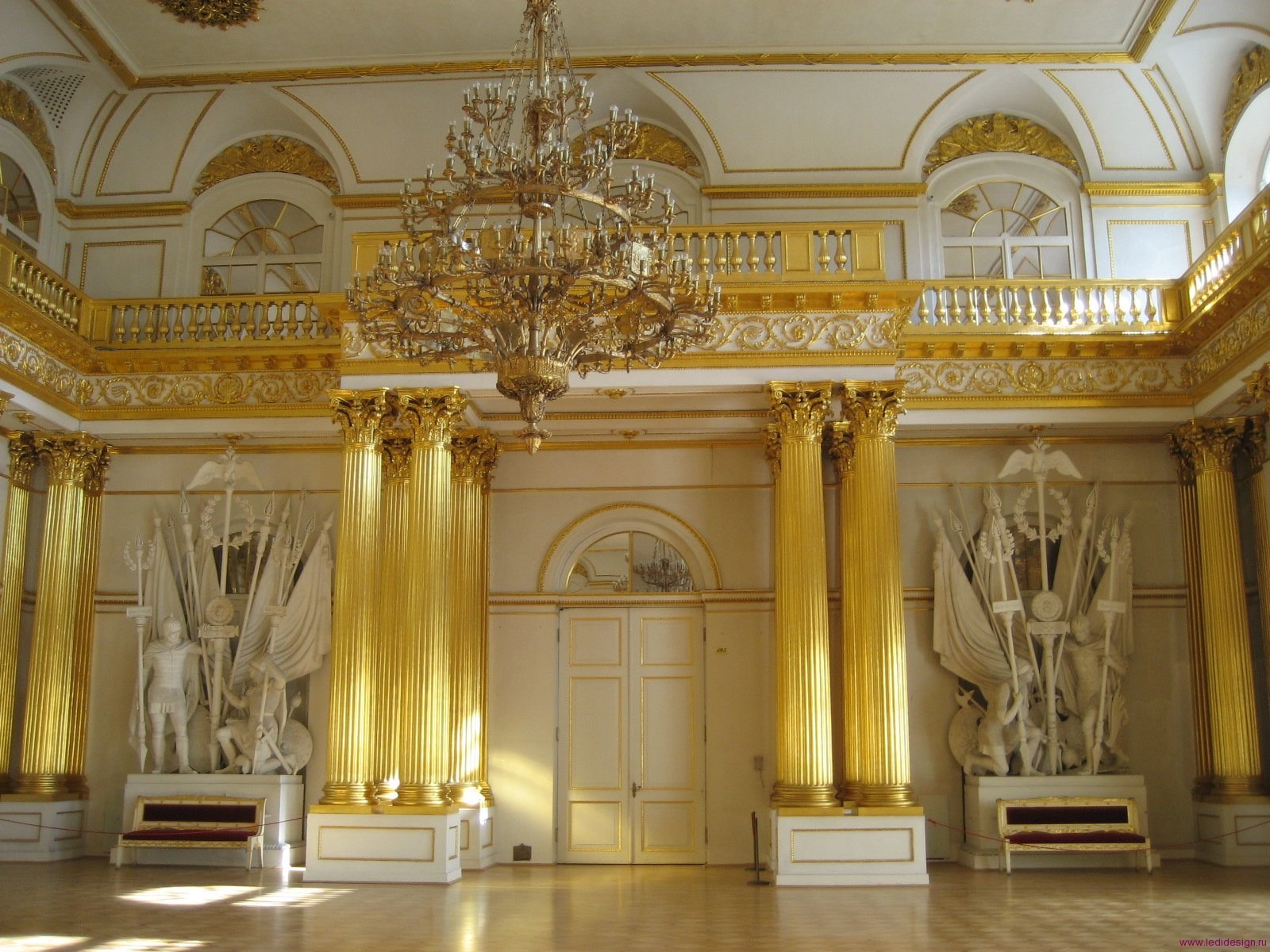 В каком стиле выполнен интерьер главного дворца
