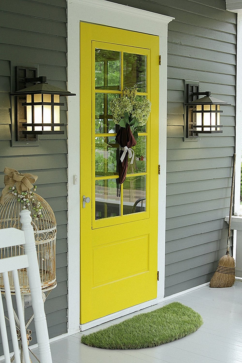 Как красиво покрасить дверь. Желтая входная дверь. Желтая входная дверь в дом. Яркая входная дверь. Пластиковые двери входные.