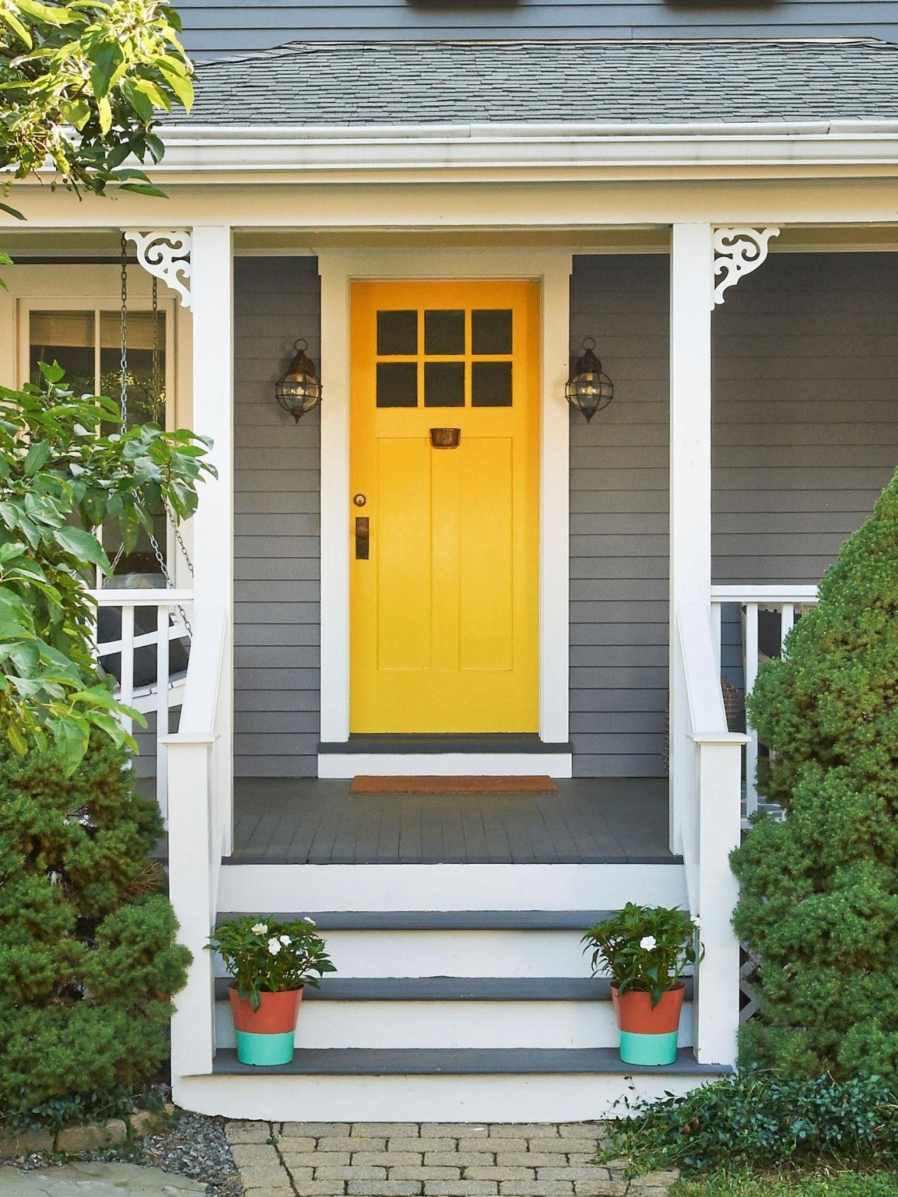 Желто серый дом. Серый дом с желтой дверью. Дом серый с желтыми ставнями. Красивое крыльцо серый дом. Дом с желтым фасадом.