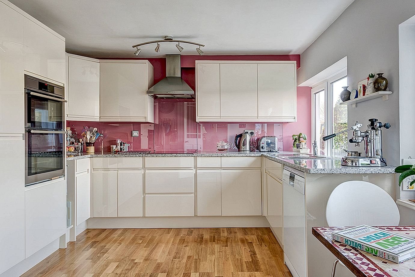 Белая кухня розовый фартук