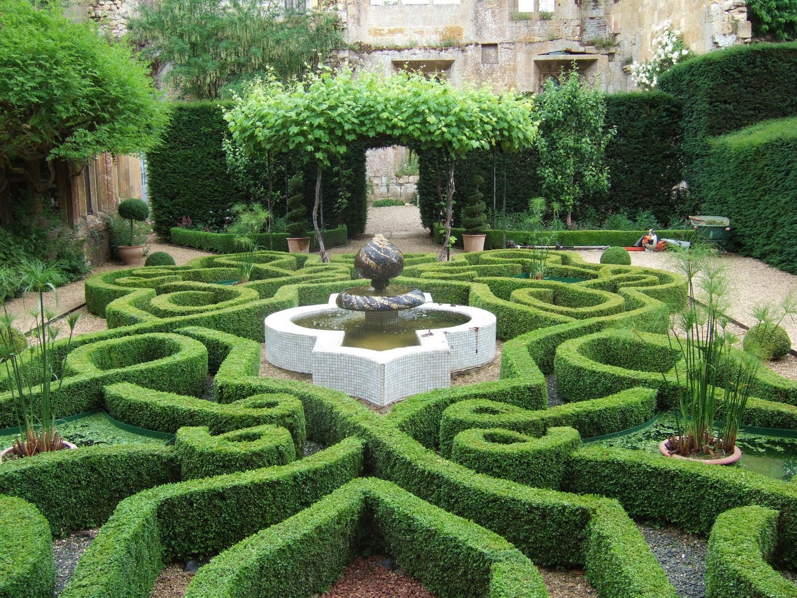 Сад б. Партер цветник. The Tudor Knot Garden. Регулярный стиль. Клумба в регулярном стиле.