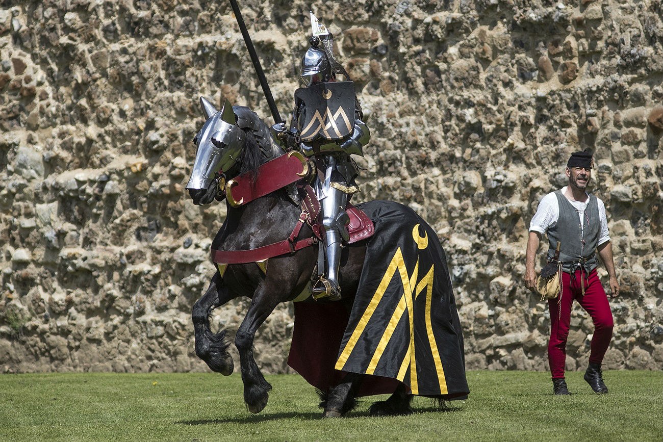 Конный рыцарь средневековья