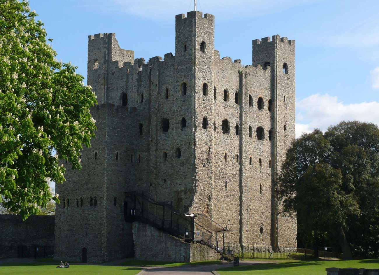 Замок средние. Крепость Мец донжон. Башня донжон. Центральная башня донжон. Башня донжон замков в средневековье.