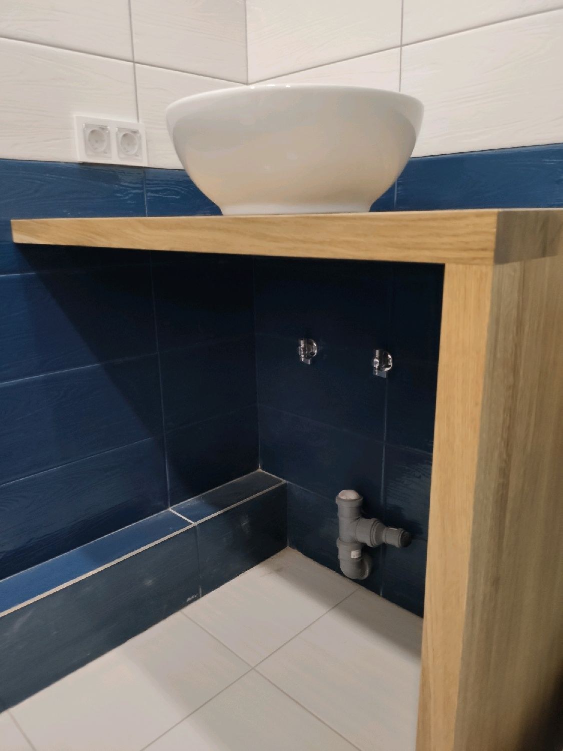Крепление тумбы в ванной. Раковина Samsung МВ 175 интегриванный под столешницу. Накладная раковина в ванную под столешницу. Подвесная столешница в ванную под раковину. Накладная столешница в ванную.