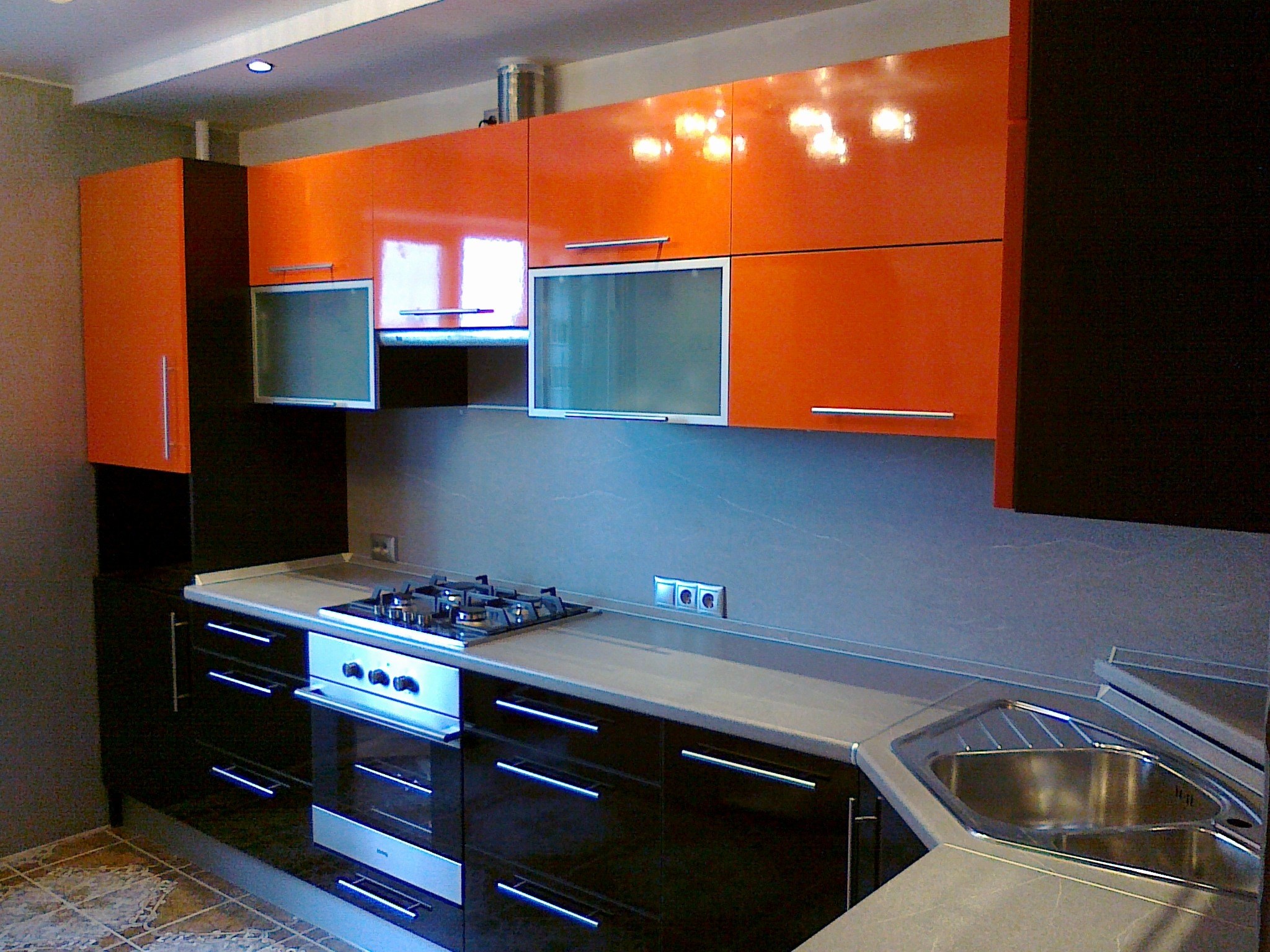 кухня оранжевая с черным угловая