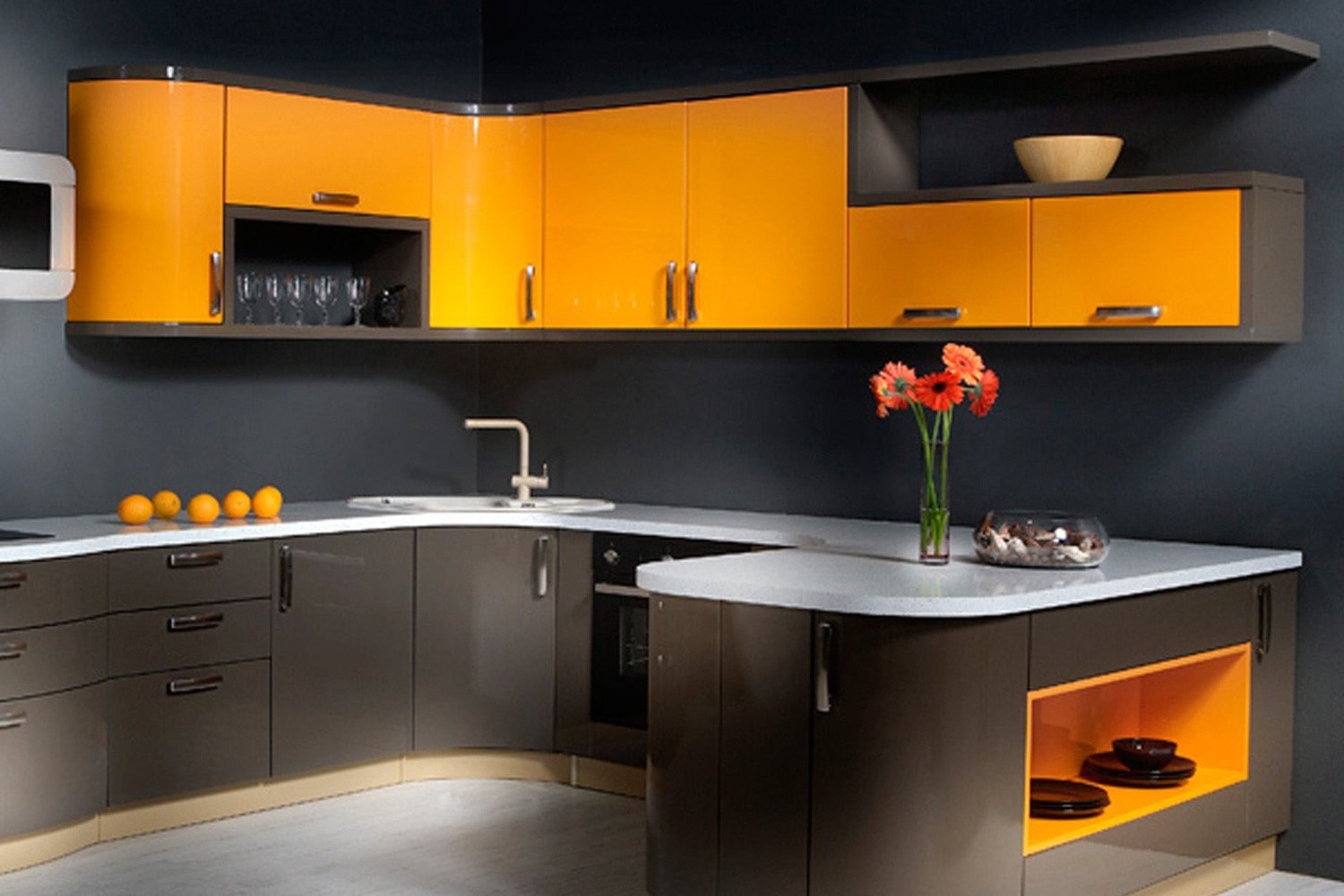 Кухонный гарнитур угловой цвет. Оранжевая угловая кухня. Кухонный гарнитур серо оранжевый. Кухня оранжевая с черным. Угловая кухня оранжевого цвета.