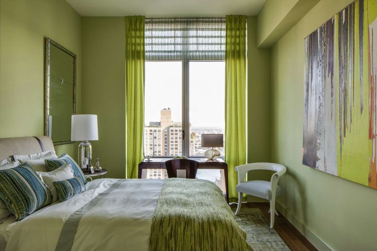 Какие шторы к зеленым обоям. Спальня с зелеными шторами. Спальня в оливковых тонах. Зеленые занавески в спальню. Фисташковые шторы в интерьере.