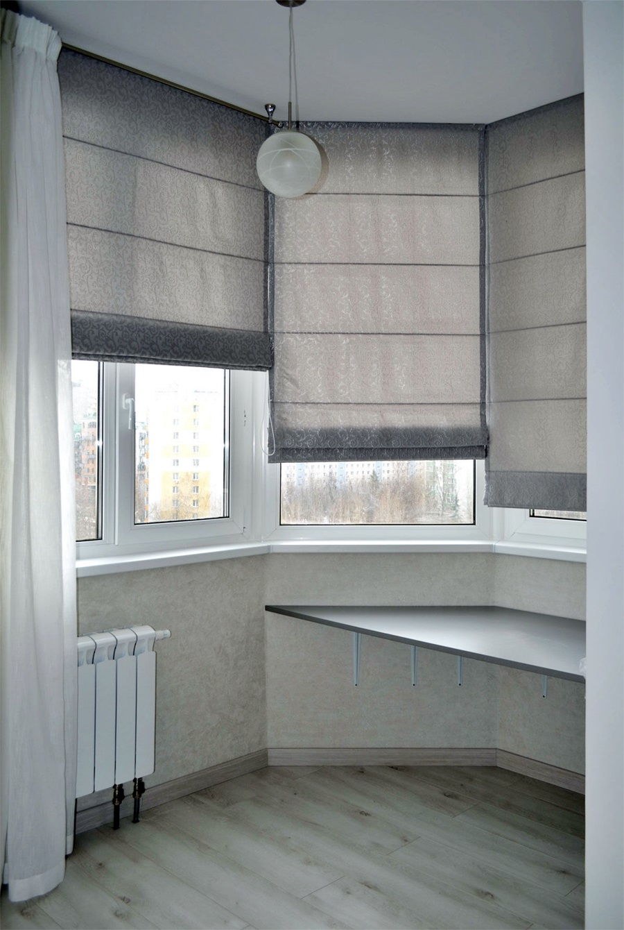 Римская штора в интерьере на балконе