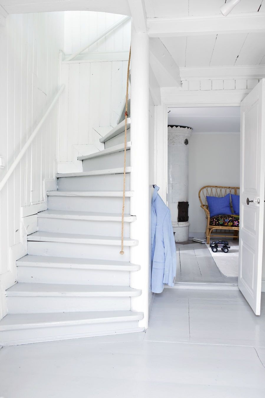 Лестница в узкой прихожей