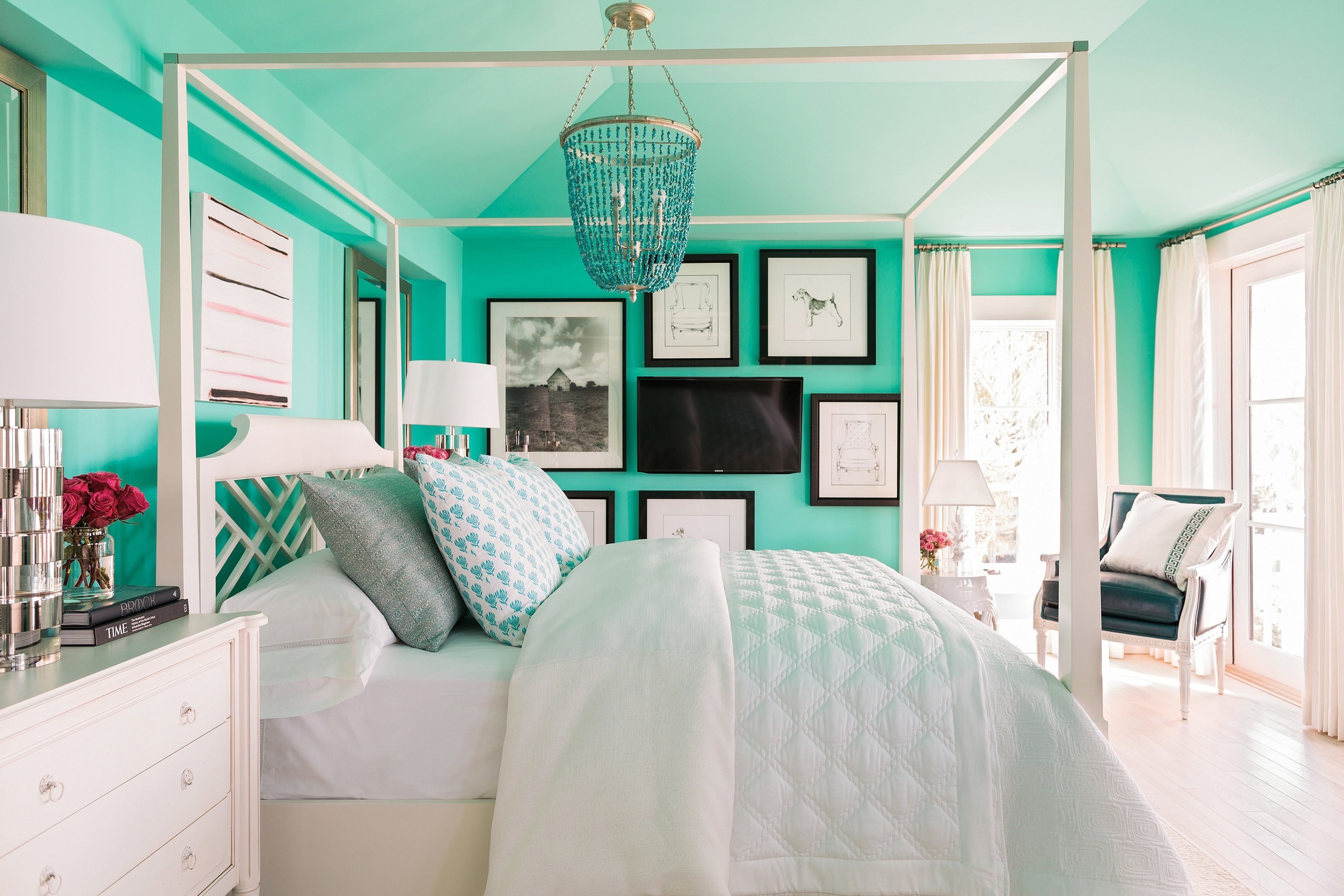 Тиффани дизайн. Спальня в бирюзовых тонах. Комната в бирюзовом стиле. Бирюзовый цвет в интерьере. Спальня в бирюзовом цвете.
