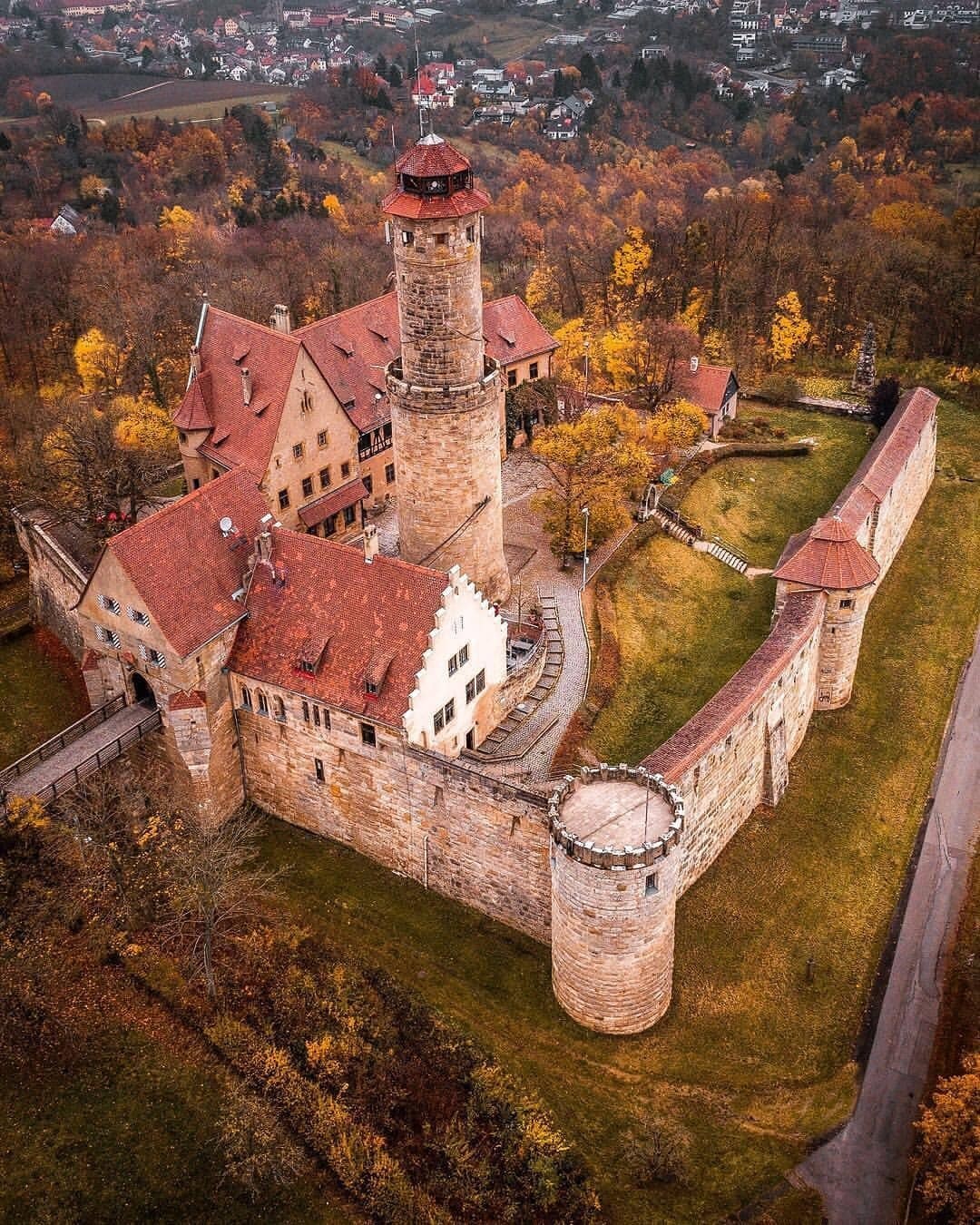 Старинный замок веков был. Крепость Альтенбург Бамберг. Рыцарский замок в Германии. Замок Шато Германия. Замок башня Шато Тьери 12 век.