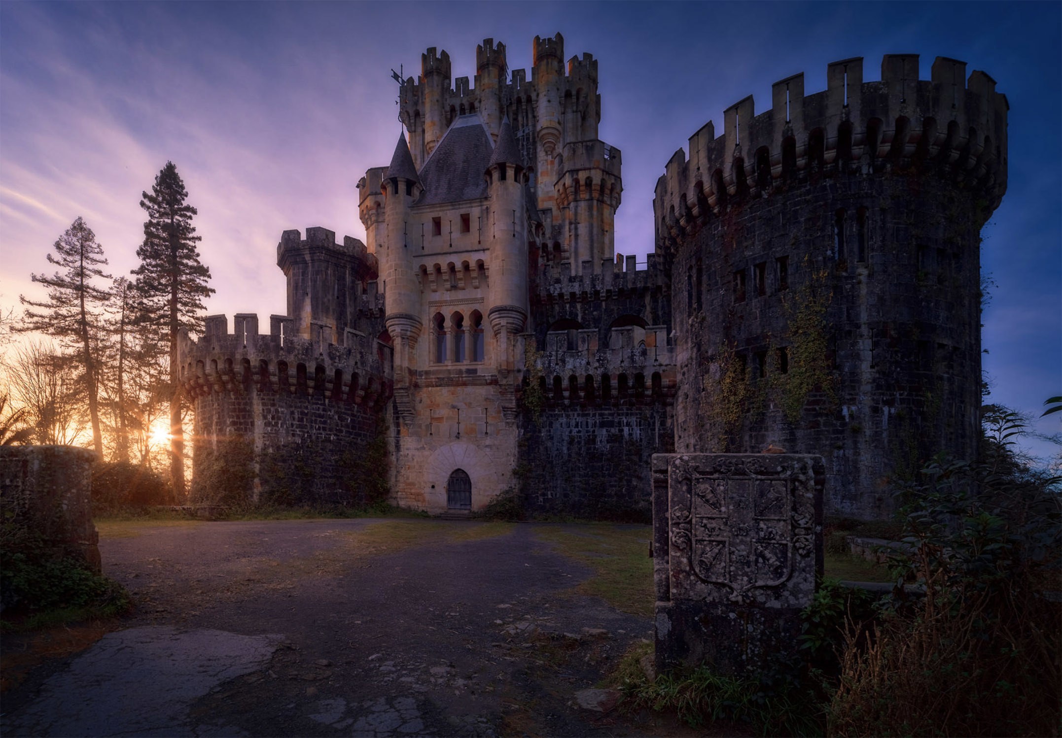 В большом старинном замке. Замок Бутрон Испания. Испания заброшенный замок Бутрон. Средневековый замок Amberley Castle. Замок Садли Англия.