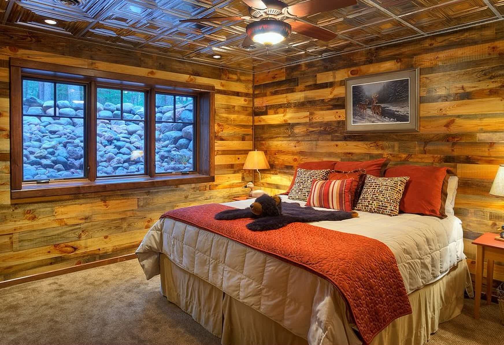 Отделка деревянной комнаты. Интерьер спальни в деревянном доме. Спальня в деревенском доме. Спальня отделанная деревом. Комната с деревянными стенами.