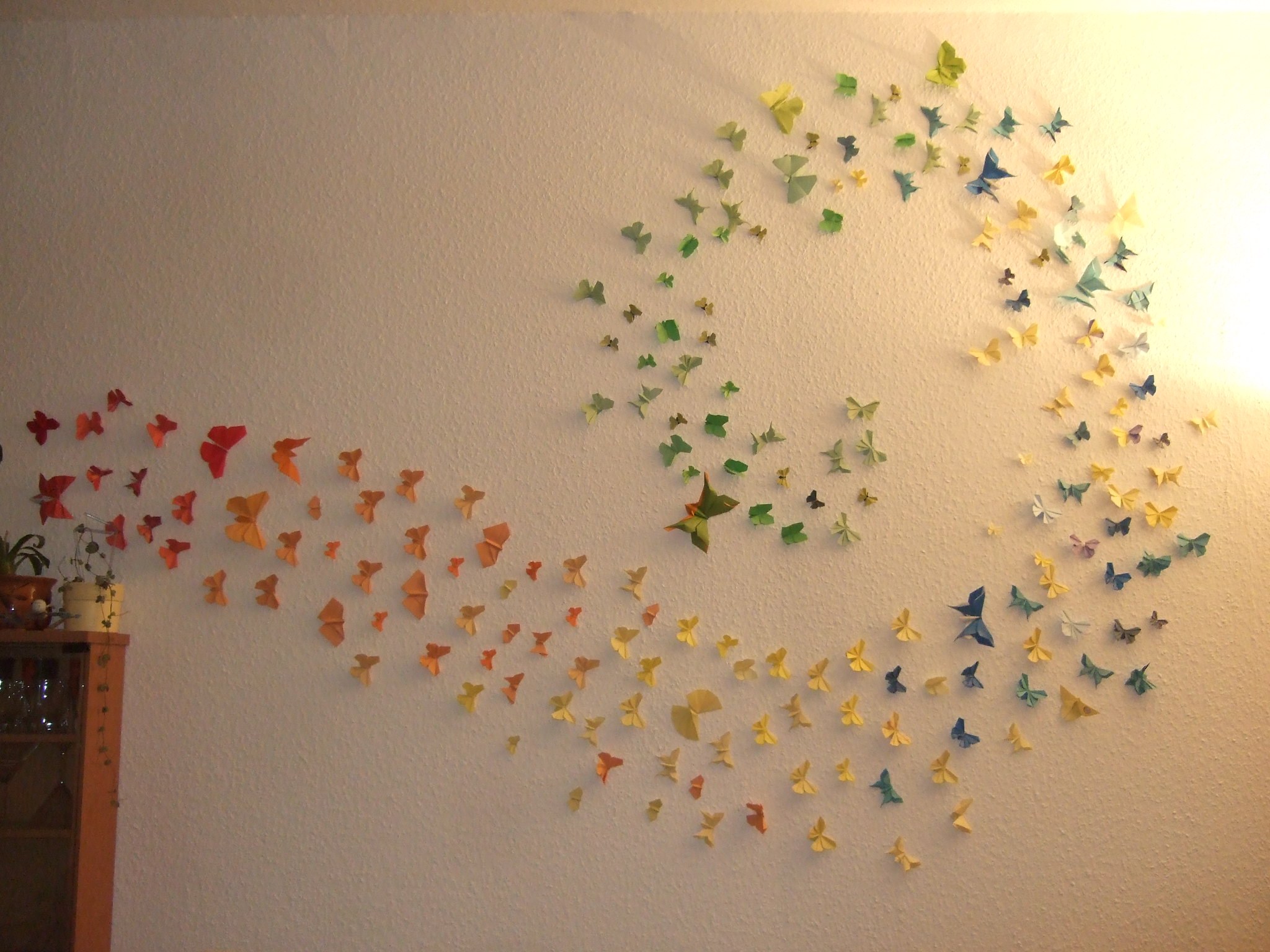 Бабочки на стену своими руками. Украшения для стены. Панно из бабочек на стену. Объемные украшения на стену. Бабочки для украшения комнаты.