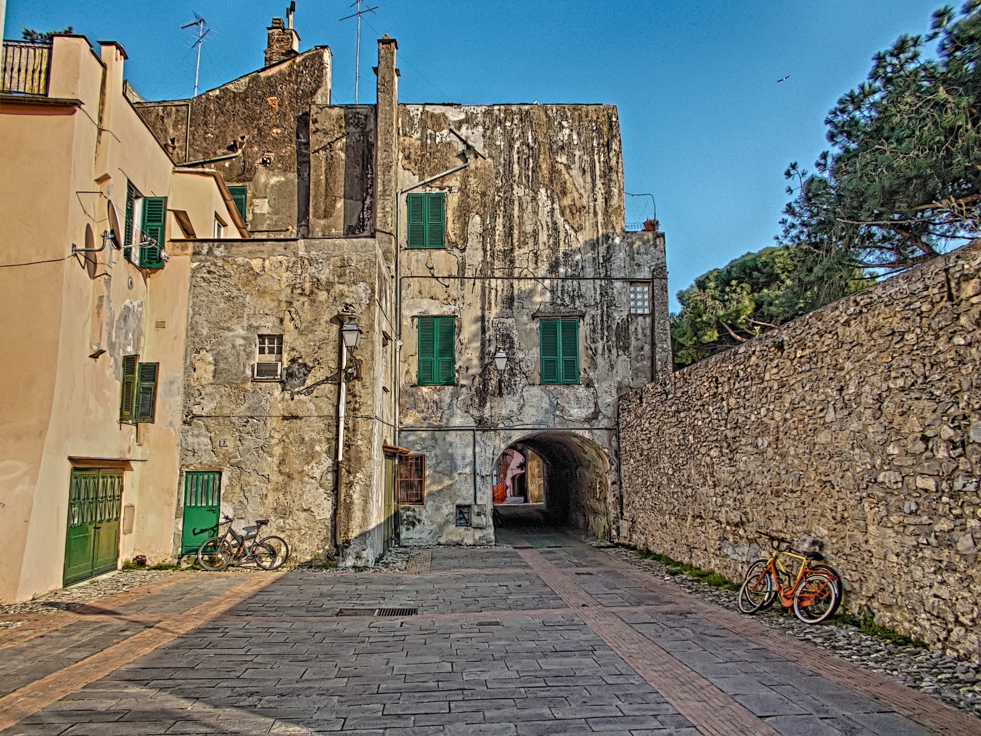 Итальянские стены. Альбенга. Albenga Италия. Italy, Liguria, Albenga. Альбенга Италия фото.