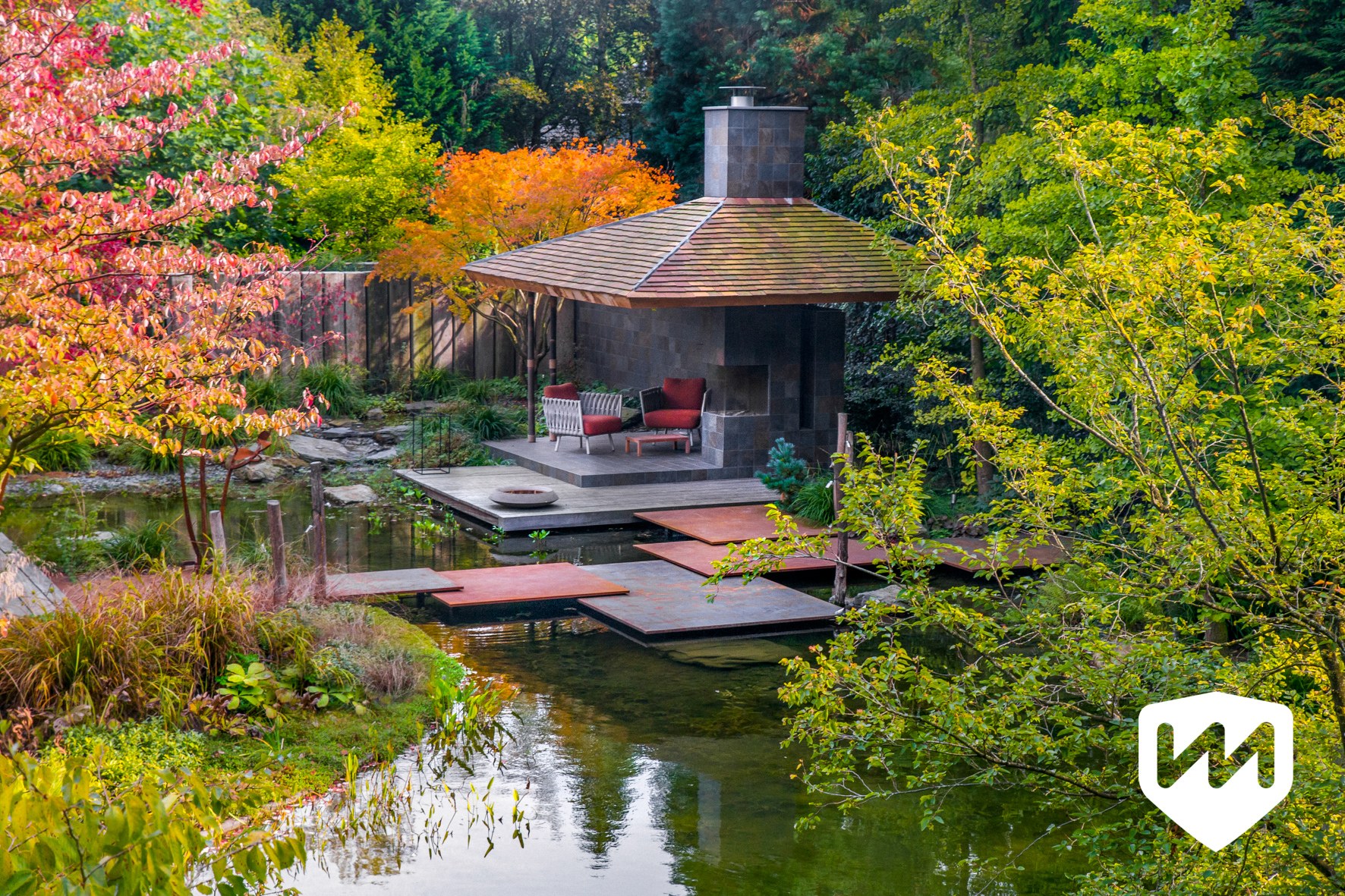 Японский пруд. Беседка в Японии с прудиком. Японский сад ландшафтный дизайн беседки. Японская усадьба с прудиком. Чайный домик в японском саду.