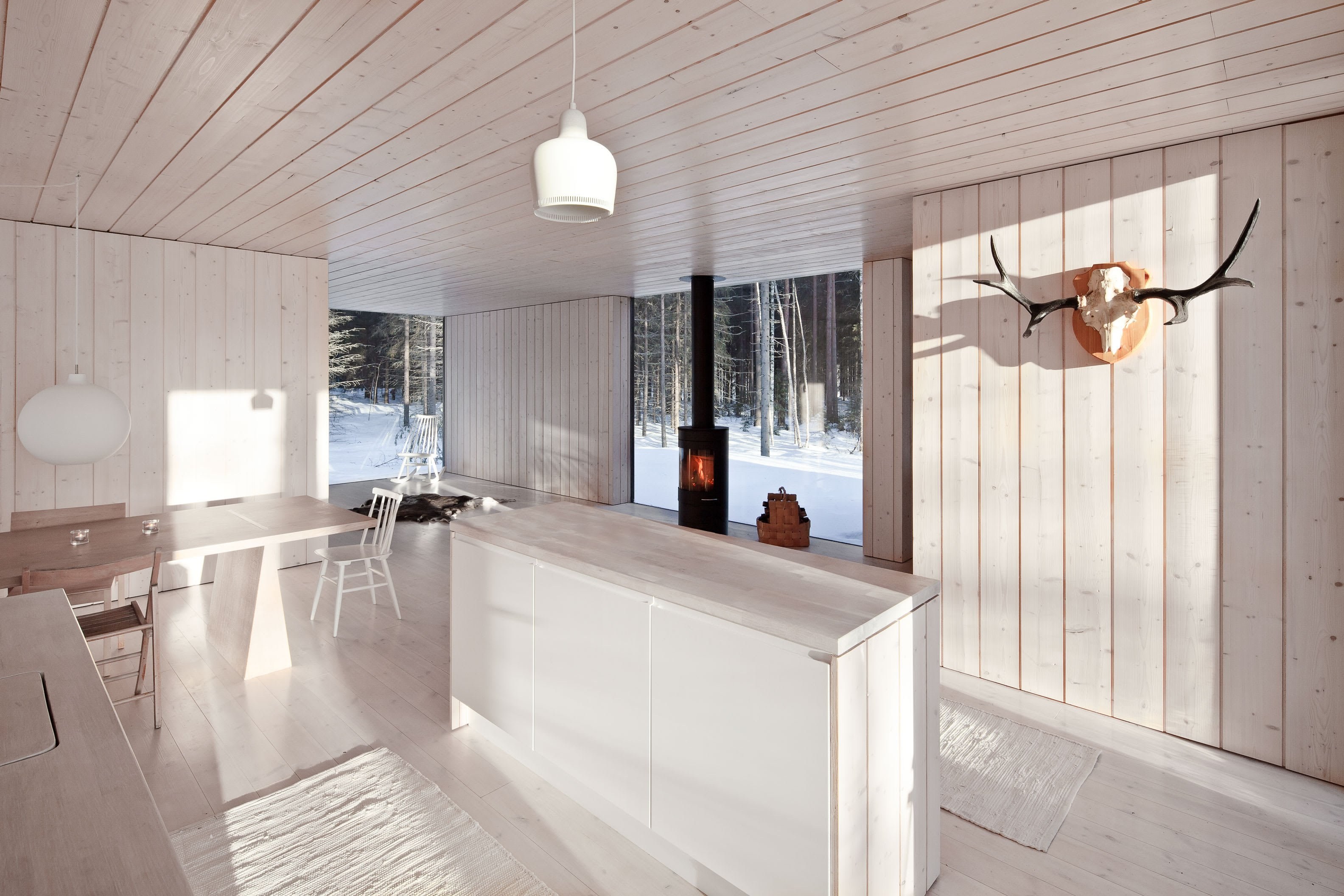 Стены штиль. Вагонка штиль на потолок белая. Минималистичный домик, Avanto Architects (Виррат, Финляндия). Вагонка штиль в интерьере. Вагонка штиль в интерьере потолок.