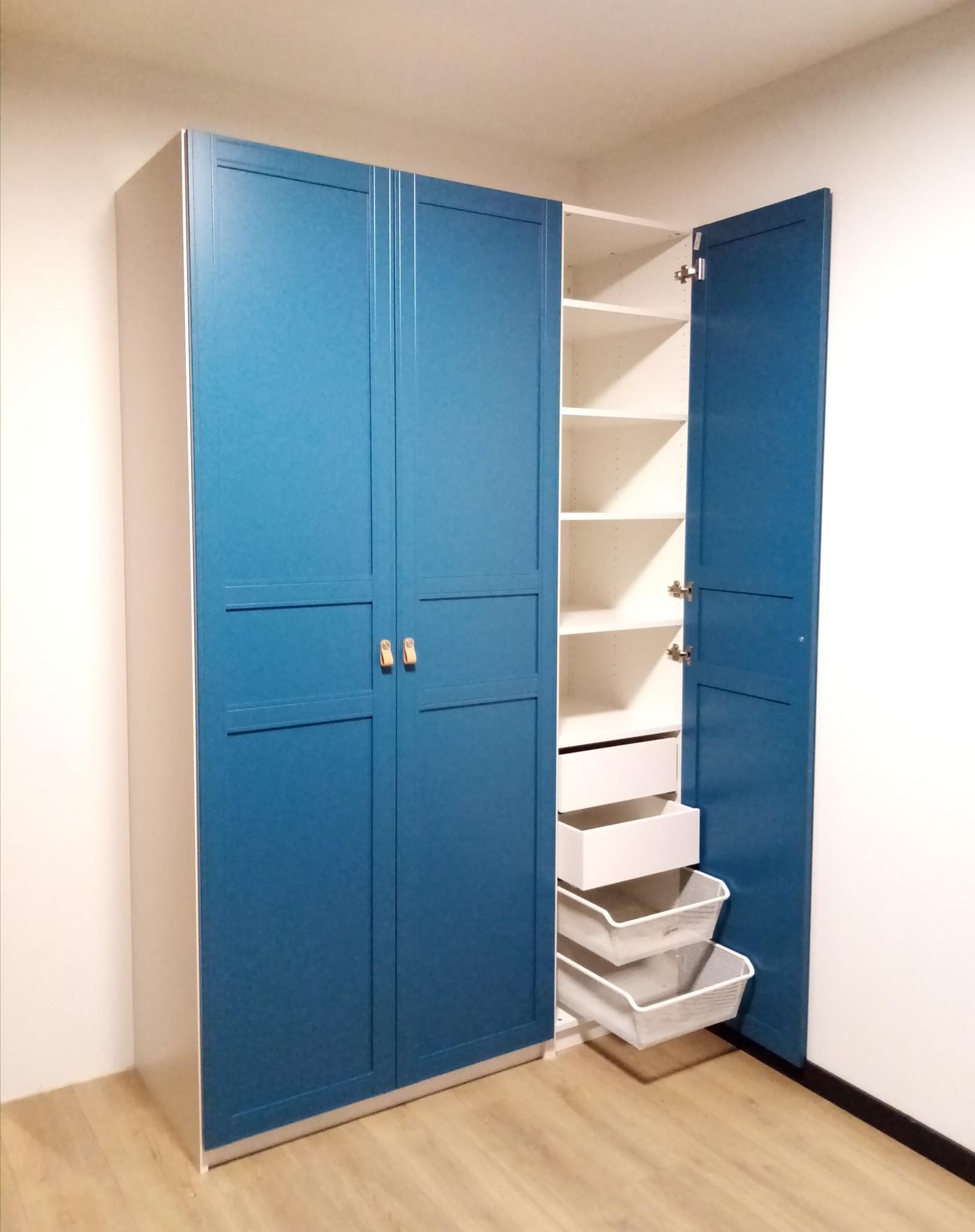 синий шкаф в прихожей фото в интерьере