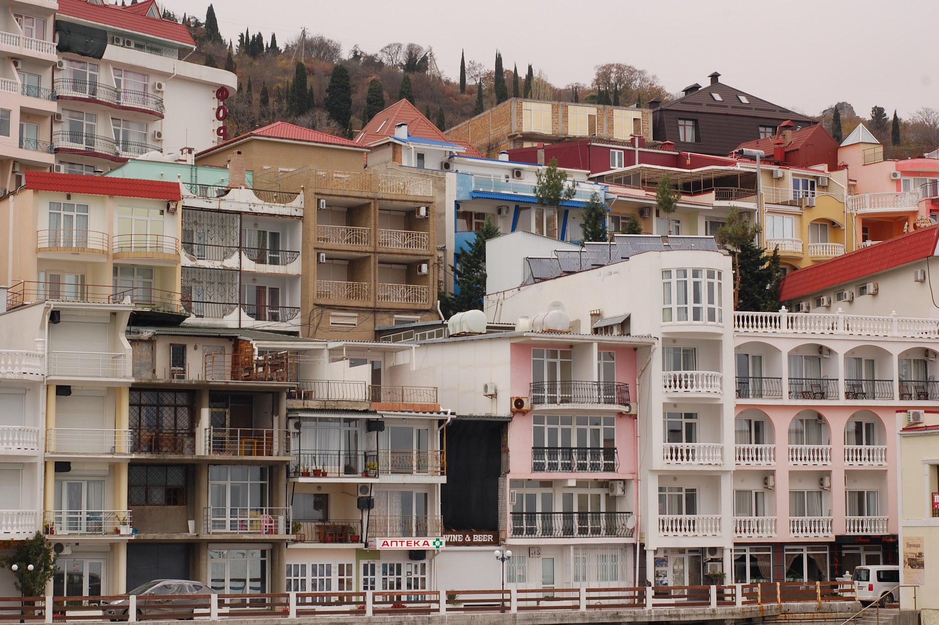 Эллинги утес крым. Эллинги в Утесе в Алуште. Утес Алушта Санта Барбара. Крым поселок Утес Санта Барбара. Поселок Утес Крым эллинги.