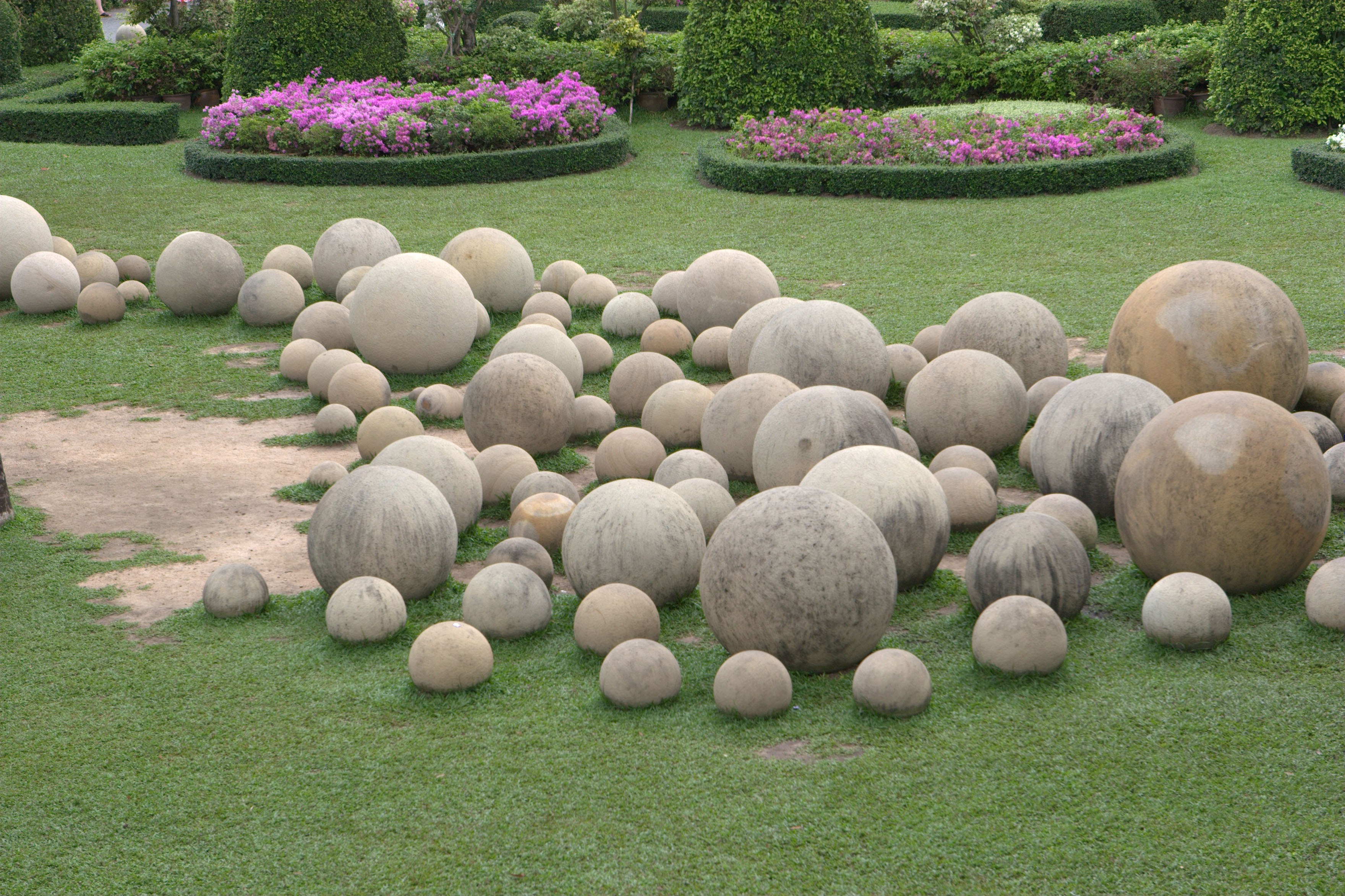 Шар сферической формы. Гигантские каменные шары Коста-Рики. Коста Рика каменные шары. Каменные шары Коста-Рики Коста-Рика. Круглые валуны Коста Рики.