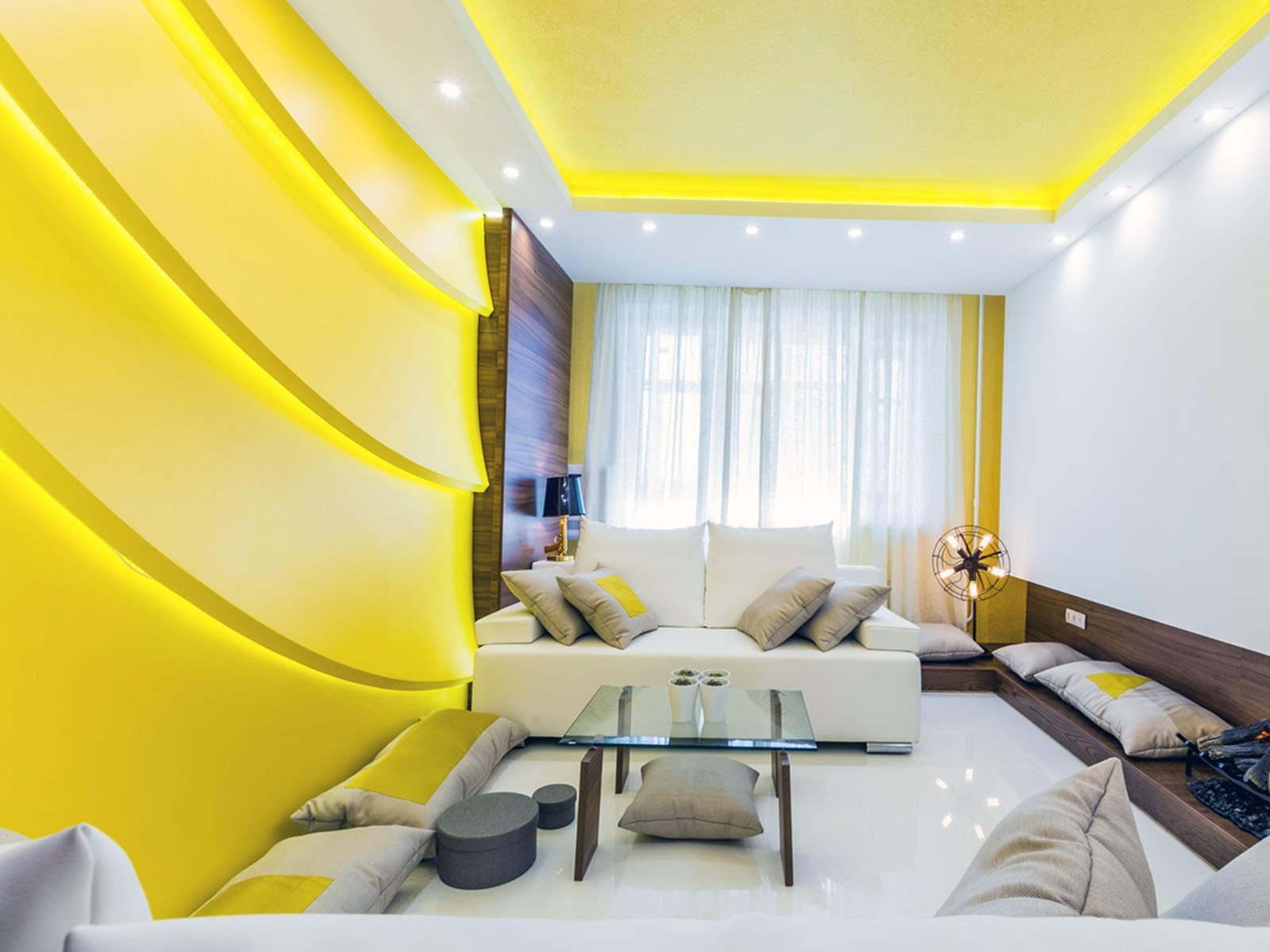 Свет яркий свет полон зал. Комната в желтом цвете. Желтый интерьер. Натяжные потолки желтого цвета. Желтый цвет в интерьере.