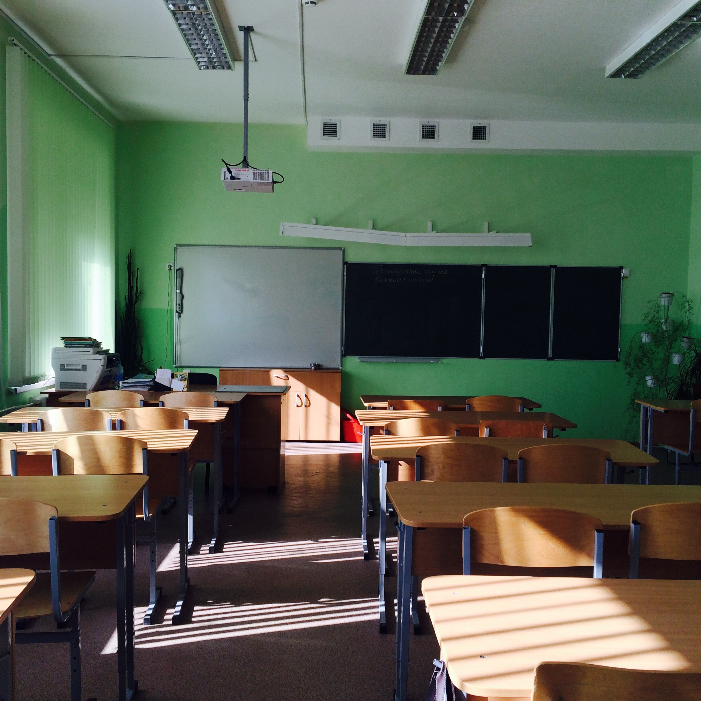 Школа без кабинетов. Современный школьный класс. Классный кабинет в школе. Современный школьный кабинет. Цвет стен в школьном кабинете.